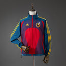 Chaqueta oficial de la Selección Española temporada 2006 2007 retro color azul marino y rojo sin capucha para hombre de Tienda Hincha Futbolero, Chaqueta España retro, España 06/07, Ropa Selección Española vintage, Comprar chaqueta España azul, La Roja, Fútbol español años 2000, Chaquetas fútbol retro, Retro España 2007, Historia Selección Española, Colección España, Selección de fútbol.