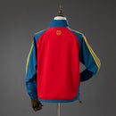 Chaqueta oficial de la Selección Española temporada 2006 2007 retro color azul marino y rojo sin capucha para hombre de Tienda Hincha Futbolero, Chaqueta España retro, España 06/07, Ropa Selección Española vintage, Comprar chaqueta España azul, La Roja, Fútbol español años 2000, Chaquetas fútbol retro, Retro España 2007, Historia Selección Española, Colección España, Selección de fútbol.