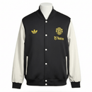 Manchester United 2026, Chaqueta algodón Man United, Ropa oficial Manchester United, Chaqueta casual fútbol hombre, Regalo fútbol hombre Manchester, Manchester United lifestyle, Algodón premium United, Abrigo Man United 25/26, Comprar chaqueta barata, Tienda Hincha Futbolero.