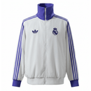 Chaqueta hombre entrenamiento Real Madrid temporada 2025 2026 oficial blanca y detalles morado sin capucha fútbol técnica transpirable madridista.