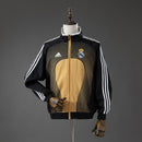 Chaqueta oficial de entrenamiento del Real Madrid temporada 2006 2007 retro color negro y oro sin capucha para hombre de Tienda Hincha Futbolero, Chaqueta Real Madrid retro, Real Madrid 06/07, Real Madrid negra y oro, Ropa Real Madrid vintage, Comprar chaqueta Madrid entrenamiento, Madridistas, Santiago Bernabéu, Chaquetas fútbol retro, Historia Real Madrid, Colección Madrid, La Liga.