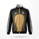 Chaqueta oficial de entrenamiento del Real Madrid temporada 2006 2007 retro color negro y oro sin capucha para hombre de Tienda Hincha Futbolero, Chaqueta Real Madrid retro, Real Madrid 06/07, Real Madrid negra y oro, Ropa Real Madrid vintage, Comprar chaqueta Madrid entrenamiento, Madridistas, Santiago Bernabéu, Chaquetas fútbol retro, Historia Real Madrid, Colección Madrid, La Liga.