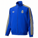 Chaqueta oficial reversible del Real Madrid temporada 2025 2026 color azul y beige para hombre de Tienda Hincha Futbolero, Chaqueta Real Madrid, Real Madrid 2025/26, Chaqueta reversible Madrid, Ropa oficial Real Madrid, Comprar chaqueta Real Madrid hombre, Calidad premium merengue, Santiago Bernabéu moda, Real Madrid 2026, Ropa deportiva exclusiva.