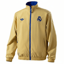 Chaqueta oficial reversible del Real Madrid temporada 2025 2026 color azul y beige para hombre de Tienda Hincha Futbolero, Chaqueta Real Madrid, Real Madrid 2025/26, Chaqueta reversible Madrid, Ropa oficial Real Madrid, Comprar chaqueta Real Madrid hombre, Calidad premium merengue, Santiago Bernabéu moda, Real Madrid 2026, Ropa deportiva exclusiva.