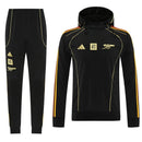 Arsenal 2026, Chándal Arsenal negro, Ropa oficial Arsenal FC, Conjunto Arsenal 25/26, Tracksuit Gunners oficial, Regalo fútbol Arsenal, Chándal negro Premier League, Equipación Emirates Stadium 2026, Arsenal lifestyle kit, Comprar chándal Arsenal barato.