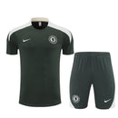 Conjunto hombre entrenamiento Chelsea FC temporada 2025 2026 camiseta y pantalón corto gris oscuro tejido técnico transpirable calidad 1.1 oficial, Chelsea 2025, Conjunto entrenamiento Chelsea, Chelsea Training Kit 25/26, Ropa Chelsea gris, Camiseta barata Chelsea, Calidad 1.1 Chelsea, Entrenamiento Premier League, Tienda Hincha Futbolero, Blues London, Bloke Core Training.