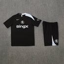 Conjunto hombre entrenamiento Chelsea FC temporada 2025 2026 negro total camiseta y pantalón calidad 1.1 premium Tienda Hincha Futbolero. Chelsea 2025, Chelsea 2026, Conjunto Chelsea negro, Entrenamiento Chelsea 25/26, Chándal Chelsea negro, Ropa Chelsea fútbol, Calidad 1.1 Chelsea, Premier League Training, Tienda Hincha Futbolero, Chelsea Black Training Set.