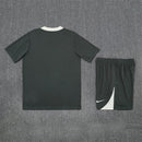 Conjunto hombre entrenamiento Chelsea FC temporada 2025 2026 camiseta y pantalón corto gris oscuro tejido técnico transpirable calidad 1.1 oficial, Chelsea 2025, Conjunto entrenamiento Chelsea, Chelsea Training Kit 25/26, Ropa Chelsea gris, Camiseta barata Chelsea, Calidad 1.1 Chelsea, Entrenamiento Premier League, Tienda Hincha Futbolero, Blues London, Bloke Core Training.