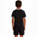 Chelsea 2026 infantil, Conjunto niño Chelsea, Camiseta Chelsea negra T90, Equipación Chelsea infantil 25/26, Ropa oficial Chelsea kids, Kit fútbol niño Blues, Regalo fútbol infantil, Comprar conjunto Chelsea barato, Tienda Hincha Futbolero.