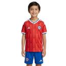 Chile 2027 infantil, Conjunto niño Chile, Camiseta roja Chile niño, Short azul Chile infantil, Ropa oficial Chile kids, Kit fútbol niño 26/27, Regalo fútbol infantil Chile, Equipación La Roja niño, Comprar conjunto barato, Tienda Hincha Futbolero.
