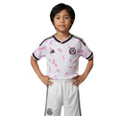Conjunto infantil selección de Chile segunda equipación temporada 2026 2027 camiseta y pantalón calidad 1.1 oficial, Chile 2026, Conjunto infantil Chile, Kit niño Chile 2026, Camiseta Chile niño blanca, Ropa barata Chile kids, Calidad 1.1 La Roja, Tienda Hincha Futbolero, Copa del Mundo 2026, Regalo futbol niño Chile, Uniforme Chile infantil 26/27.