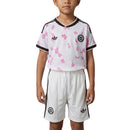 Conjunto infantil selección de Chile segunda equipación temporada 2026 2027 camiseta y pantalón calidad 1.1 oficial, Chile 2026, Conjunto infantil Chile, Kit niño Chile 2026, Camiseta Chile niño blanca, Ropa barata Chile kids, Calidad 1.1 La Roja, Tienda Hincha Futbolero, Copa del Mundo 2026, Regalo futbol niño Chile, Uniforme Chile infantil 26/27.