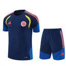 Conjunto hombre Selección Colombia temporada 2026 2027 oficial camiseta y pantalón corto azul marino fútbol técnica transpirable Cafeteros entrenamiento mundial.