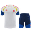Conjunto hombre Selección Colombia temporada 2026 2027 oficial camiseta blanca y pantalón corto azul marino fútbol técnica transpirable Cafeteros entrenamiento.