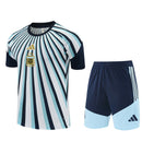 Conjunto hombre selección argentina pre-juego blanco y azul camiseta y pantalón corto temporada 2026 2027 calidad 1.1 oficial, Argentina 2026, Conjunto Argentina pre-juego, Ropa entrenamiento Argentina, Equipación Argentina barata, Calidad 1.1 AFA, Tienda Hincha Futbolero, Messi 2026, Bloke Core Argentina, Camiseta pre-match Argentina, Regalo fútbol mundial 2026.