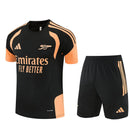 Conjunto entrenamiento Arsenal FC 26/27 negro y naranja, Arsenal, Arsenal FC, Gunners, Arsenal 26/27, Conjunto Arsenal, Entrenamiento Arsenal, Premier League, Tienda Hincha Futbolero, Fútbol, Moda Futbolera, Ropa Arsenal, Camiseta Arsenal Negro