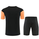 Conjunto entrenamiento Arsenal FC 26/27 negro y naranja, Arsenal, Arsenal FC, Gunners, Arsenal 26/27, Conjunto Arsenal, Entrenamiento Arsenal, Premier League, Tienda Hincha Futbolero, Fútbol, Moda Futbolera, Ropa Arsenal, Camiseta Arsenal Negro