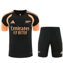 Conjunto entrenamiento Arsenal FC 26/27 negro y naranja, Arsenal, Arsenal FC, Gunners, Arsenal 26/27, Conjunto Arsenal, Entrenamiento Arsenal, Premier League, Tienda Hincha Futbolero, Fútbol, Moda Futbolera, Ropa Arsenal, Camiseta Arsenal Negro