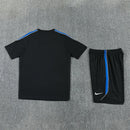 Conjunto hombre Atlético de Madrid camiseta y pantalón negro temporada 2026 2027 calidad 1.1 premium oficial, Atlético de Madrid 2026, Conjunto Atleti negro, Equipación Atlético Madrid barata, Calidad 1.1 Colchonero, Tienda Hincha Futbolero, Metropolitano, Bloke Core 2026, Camiseta negra Atleti, Griezmann 2026, Ropa fútbol España.