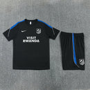 Conjunto hombre Atlético de Madrid camiseta y pantalón negro temporada 2026 2027 calidad 1.1 premium oficial, Atlético de Madrid 2026, Conjunto Atleti negro, Equipación Atlético Madrid barata, Calidad 1.1 Colchonero, Tienda Hincha Futbolero, Metropolitano, Bloke Core 2026, Camiseta negra Atleti, Griezmann 2026, Ropa fútbol España.