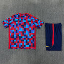 Conjunto de entrenamiento oficial FC Barcelona temporada 2026 2027, camiseta con diseño quadriculado y pantalón azul para hombre de Tienda Hincha Futbolero, FC Barcelona entrenamiento 26/27, Conjunto entrenamiento Barça, Ropa entrenamiento Barcelona, Barça training kit, Culés, Mes que un club, Camiseta quadriculada Barça, Pantalón entrenamiento azul, Entrenamiento oficial Barça 2027, Ropa deportiva Barcelona, Equipación técnica Barça.