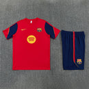 Conjunto de entrenamiento oficial FC Barcelona temporada 2026 2027, camiseta roja y pantalón azul marino para hombre de Tienda Hincha Futbolero, FC Barcelona entrenamiento 26/27, Conjunto entrenamiento Barça, Ropa entrenamiento Barcelona, Barça training kit, Culés, Mes que un club, Camiseta entrenamiento roja, Pantalón entrenamiento azul marino, Entrenamiento oficial Barça 2027, Ropa deportiva Barcelona.