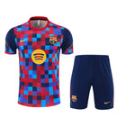 Conjunto de entrenamiento oficial FC Barcelona temporada 2026 2027, camiseta con diseño quadriculado y pantalón azul para hombre de Tienda Hincha Futbolero, FC Barcelona entrenamiento 26/27, Conjunto entrenamiento Barça, Ropa entrenamiento Barcelona, Barça training kit, Culés, Mes que un club, Camiseta quadriculada Barça, Pantalón entrenamiento azul, Entrenamiento oficial Barça 2027, Ropa deportiva Barcelona, Equipación técnica Barça.
