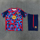Conjunto de entrenamiento oficial FC Barcelona temporada 2026 2027, camiseta con diseño quadriculado y pantalón azul para hombre de Tienda Hincha Futbolero, FC Barcelona entrenamiento 26/27, Conjunto entrenamiento Barça, Ropa entrenamiento Barcelona, Barça training kit, Culés, Mes que un club, Camiseta quadriculada Barça, Pantalón entrenamiento azul, Entrenamiento oficial Barça 2027, Ropa deportiva Barcelona, Equipación técnica Barça.