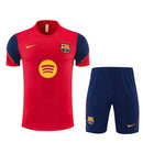 Conjunto de entrenamiento oficial FC Barcelona temporada 2026 2027, camiseta roja y pantalón azul marino para hombre de Tienda Hincha Futbolero, FC Barcelona entrenamiento 26/27, Conjunto entrenamiento Barça, Ropa entrenamiento Barcelona, Barça training kit, Culés, Mes que un club, Camiseta entrenamiento roja, Pantalón entrenamiento azul marino, Entrenamiento oficial Barça 2027, Ropa deportiva Barcelona.