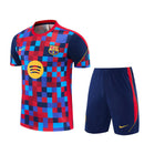 Conjunto de entrenamiento oficial FC Barcelona temporada 2026 2027, camiseta con diseño quadriculado y pantalón azul para hombre de Tienda Hincha Futbolero, FC Barcelona entrenamiento 26/27, Conjunto entrenamiento Barça, Ropa entrenamiento Barcelona, Barça training kit, Culés, Mes que un club, Camiseta quadriculada Barça, Pantalón entrenamiento azul, Entrenamiento oficial Barça 2027, Ropa deportiva Barcelona, Equipación técnica Barça.