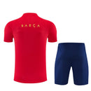 Conjunto de entrenamiento oficial FC Barcelona temporada 2026 2027, camiseta roja y pantalón azul marino para hombre de Tienda Hincha Futbolero, FC Barcelona entrenamiento 26/27, Conjunto entrenamiento Barça, Ropa entrenamiento Barcelona, Barça training kit, Culés, Mes que un club, Camiseta entrenamiento roja, Pantalón entrenamiento azul marino, Entrenamiento oficial Barça 2027, Ropa deportiva Barcelona.