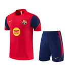 Conjunto de entrenamiento oficial FC Barcelona temporada 2026 2027, camiseta roja y pantalón azul marino para hombre de Tienda Hincha Futbolero, FC Barcelona entrenamiento 26/27, Conjunto entrenamiento Barça, Ropa entrenamiento Barcelona, Barça training kit, Culés, Mes que un club, Camiseta entrenamiento roja, Pantalón entrenamiento azul marino, Entrenamiento oficial Barça 2027, Ropa deportiva Barcelona.