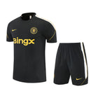 Tienda Hincha Futbolero, Chelsea 26/27, Conjunto entrenamiento Chelsea, Chelsea negro y oro, Training kit Chelsea, Ropa de entrenamiento fútbol, Chelsea FC oficial, Comprar conjunto Chelsea, Equipación entrenamiento Chelsea, Camiseta y pantalón Chelsea, Tienda fútbol online, Premier League entrenamiento.