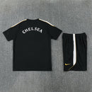 Tienda Hincha Futbolero, Chelsea 26/27, Conjunto entrenamiento Chelsea, Chelsea negro y oro, Training kit Chelsea, Ropa de entrenamiento fútbol, Chelsea FC oficial, Comprar conjunto Chelsea, Equipación entrenamiento Chelsea, Camiseta y pantalón Chelsea, Tienda fútbol online, Premier League entrenamiento.