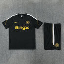 Tienda Hincha Futbolero, Chelsea 26/27, Conjunto entrenamiento Chelsea, Chelsea negro y oro, Training kit Chelsea, Ropa de entrenamiento fútbol, Chelsea FC oficial, Comprar conjunto Chelsea, Equipación entrenamiento Chelsea, Camiseta y pantalón Chelsea, Tienda fútbol online, Premier League entrenamiento.