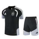 Conjunto entrenamiento Selección Española 26/27 camiseta y pantalón negro - España, Selección Española, La Roja, España 26/27, Conjunto España, Entrenamiento España, RFEF, Tienda Hincha Futbolero, Fútbol, Moda Futbolera, Ropa España, Camiseta España, Conjunto Negro España