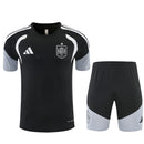 Conjunto entrenamiento Selección Española 26/27 camiseta y pantalón negro - España, Selección Española, La Roja, España 26/27, Conjunto España, Entrenamiento España, RFEF, Tienda Hincha Futbolero, Fútbol, Moda Futbolera, Ropa España, Camiseta España, Conjunto Negro España