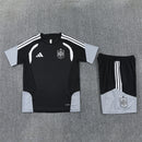 Conjunto entrenamiento Selección Española 26/27 camiseta y pantalón negro - España, Selección Española, La Roja, España 26/27, Conjunto España, Entrenamiento España, RFEF, Tienda Hincha Futbolero, Fútbol, Moda Futbolera, Ropa España, Camiseta España, Conjunto Negro España