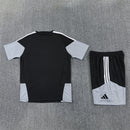 Conjunto entrenamiento Selección Española 26/27 camiseta y pantalón negro - España, Selección Española, La Roja, España 26/27, Conjunto España, Entrenamiento España, RFEF, Tienda Hincha Futbolero, Fútbol, Moda Futbolera, Ropa España, Camiseta España, Conjunto Negro España