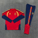Conjunto hombre Selección España temporada 2026 2027 oficial sudadera roja pantalón azul marino fútbol técnica transpirable La Roja entrenamiento.