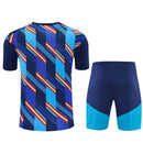 Conjunto hombre selección española pre-juego azul camiseta y pantalón corto temporada 2026 2027 calidad 1.1 oficial, España 2026, Conjunto España pre-juego, Ropa entrenamiento España azul, Equipación España barata, Calidad 1.1 RFEF, Tienda Hincha Futbolero, Lamine Yamal 2026, Bloke Core España, Camiseta pre-match España, Regalo fútbol mundial 2026.