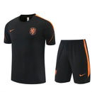 Conjunto hombre selección de Holanda entrenamiento camiseta y pantalón negro temporada 2026 2027 calidad 1.1 oficial, Holanda 2026, Conjunto Holanda negro, Equipación Holanda barata, Calidad 1.1 KNVB, Tienda Hincha Futbolero, La Naranja Mecánica, Bloke Core 2026, Camiseta negra Holanda, Ropa entrenamiento fútbol, Regalo fútbol mundial 2026.
