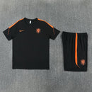 Conjunto hombre selección de Holanda entrenamiento camiseta y pantalón negro temporada 2026 2027 calidad 1.1 oficial, Holanda 2026, Conjunto Holanda negro, Equipación Holanda barata, Calidad 1.1 KNVB, Tienda Hincha Futbolero, La Naranja Mecánica, Bloke Core 2026, Camiseta negra Holanda, Ropa entrenamiento fútbol, Regalo fútbol mundial 2026.