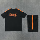 Conjunto hombre selección de Holanda entrenamiento camiseta y pantalón negro temporada 2026 2027 calidad 1.1 oficial, Holanda 2026, Conjunto Holanda negro, Equipación Holanda barata, Calidad 1.1 KNVB, Tienda Hincha Futbolero, La Naranja Mecánica, Bloke Core 2026, Camiseta negra Holanda, Ropa entrenamiento fútbol, Regalo fútbol mundial 2026.