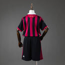 Conjunto infantil AC Milan retro 2009 2010 camiseta y pantalón para niños calidad 1.1 premium Tienda Hincha Futbolero Milan Mini Kit Vintage, Conjunto AC Milan infantil, Equipación Milan niño retro, Camiseta Milan 2009 niño, Pantalón Milan clásico infantil, Comprar ropa Milan bebé, Calidad 1.1 premium niños, Milan Ronaldinho niño, Fútbol clásico infantil, Minikit AC Milan histórico.