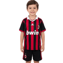 Conjunto infantil AC Milan retro 2009 2010 camiseta y pantalón para niños calidad 1.1 premium Tienda Hincha Futbolero Milan Mini Kit Vintage, Conjunto AC Milan infantil, Equipación Milan niño retro, Camiseta Milan 2009 niño, Pantalón Milan clásico infantil, Comprar ropa Milan bebé, Calidad 1.1 premium niños, Milan Ronaldinho niño, Fútbol clásico infantil, Minikit AC Milan histórico.