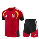 Conjunto infantil entrenamiento Alemania 2026 2027 rojo camiseta y pantalón calidad 1.1 oficial, Alemania entrenamiento infantil rojo, Conjunto niño Alemania 2026, Ropa entrenamiento Alemania niños roja, Equipación Alemania junior training, Calidad 1.1 infantil rojo DFB, Tienda Hincha Futbolero, Regalo niño fútbol Alemania, Camiseta roja entrenamiento Alemania niño, Germany Kids Training 2026 Red.