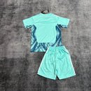 Conjunto oficial de portero de la selección de Alemania temporada 2026 2027 para niños, color azul claro, camiseta y pantalón de Tienda Hincha Futbolero, Conjunto portero Alemania infantil, Alemania 2026/27, Kit goleador niños, Ropa Alemania fútbol, Comprar equipación Alemania niño, Die Mannschaft infantil, Portero Alemania azul, Ropa deportiva niños, Fútbol infantil oficial.