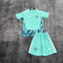 Conjunto oficial de portero de la selección de Alemania temporada 2026 2027 para niños, color azul claro, camiseta y pantalón de Tienda Hincha Futbolero, Conjunto portero Alemania infantil, Alemania 2026/27, Kit goleador niños, Ropa Alemania fútbol, Comprar equipación Alemania niño, Die Mannschaft infantil, Portero Alemania azul, Ropa deportiva niños, Fútbol infantil oficial.