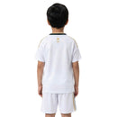 Conjunto infantil oficial de la selección de Arabia Saudita temporada 2026 2027 segunda equipación color blanco, camiseta y pantalón de Tienda Hincha Futbolero, Conjunto Arabia Saudita infantil, Arabia Saudita 2026/27, Kit fútbol niños, Ropa selección árabe, Comprar equipación Arabia Saudita niño, Halcones Verdes infantil, Arabia Saudita blanca, Ropa deportiva niños, Fútbol oficial 2026.